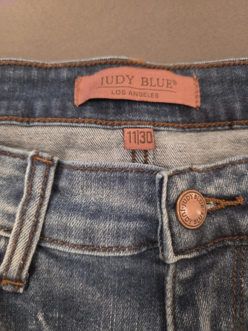 Judy Blue Slim Fit Capri Jeans | Size 11/30 | Medium Wash Stretch Denim